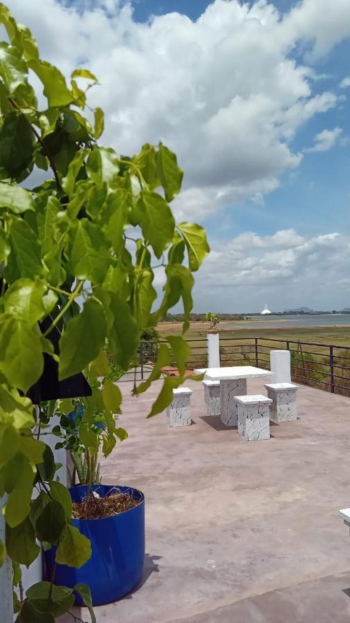 Lake Edge Resort Анурадхапура Екстериор снимка